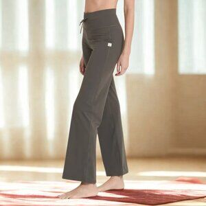 Vuori Daily Wideleg Pants in Organo, Size M